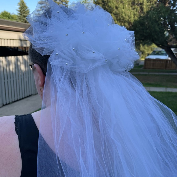 Sheer beaded layered bridal veil - Picture 3 of 6